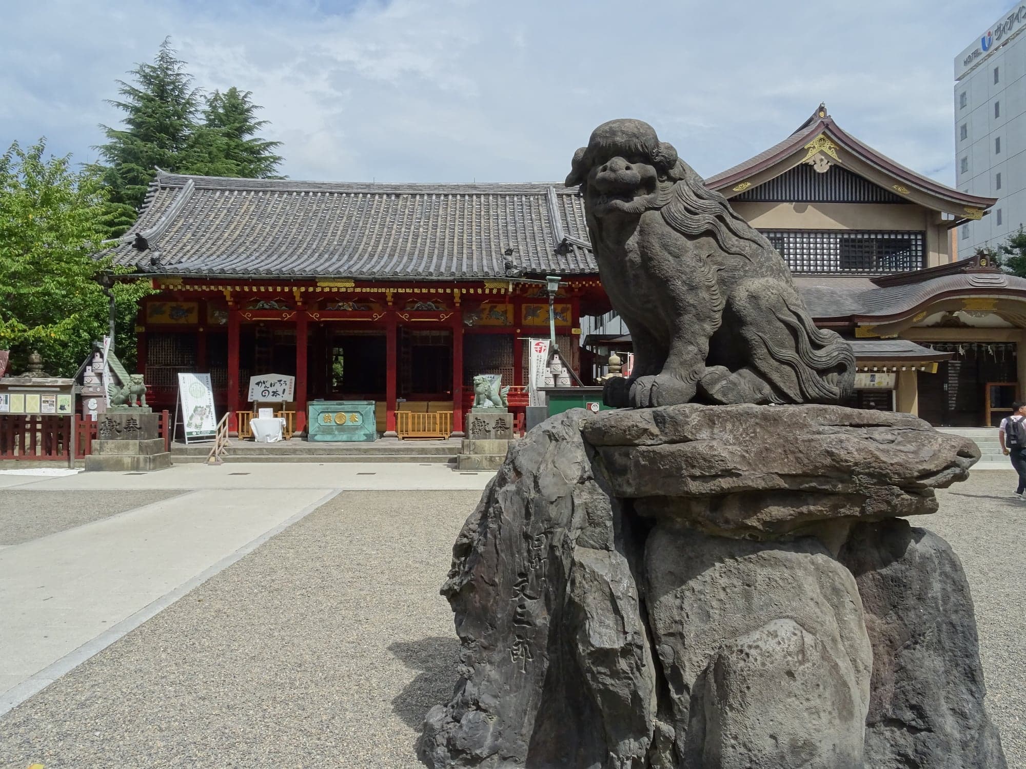 Asakusa Jinja se traduit en français par : Sanctuaire d'Asakusa